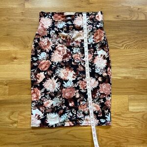 Soft stretchy floral pencil skirt M